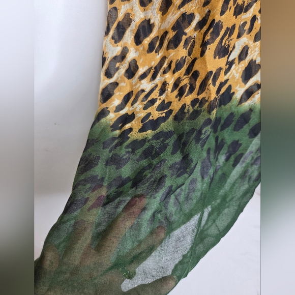 OnDList Elegant Leopard Print Scarf with Green Accent - Picture 4 of 7